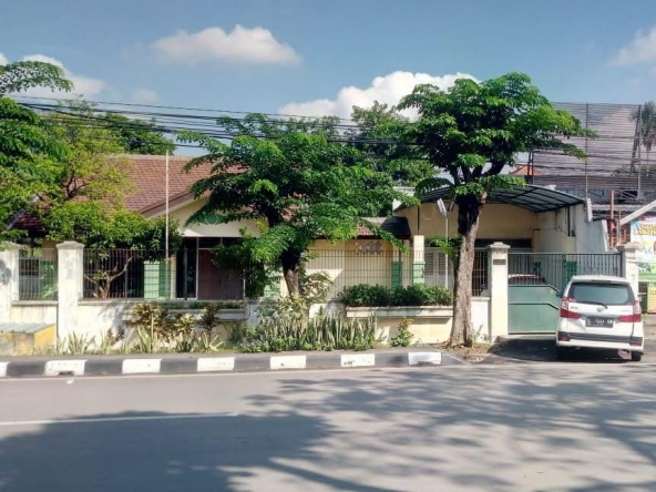 Dijual Rumah Hook Strategis di Jalan MERR SurabayaSpesifikasi Rumah Luas Tanah 800 m2 20 x 3
